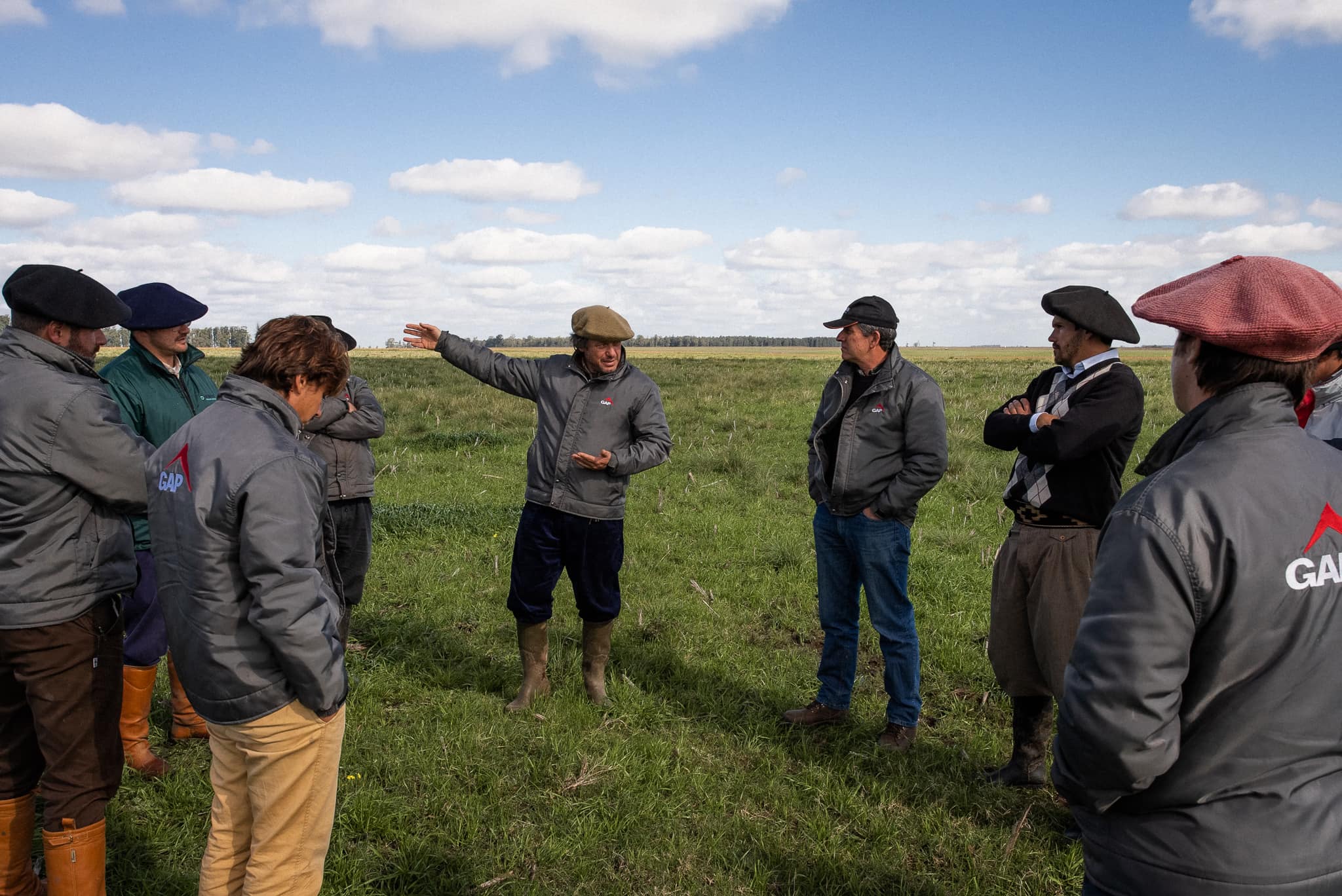 Equipe GAP reunida no campo durante uma conversa de avaliação