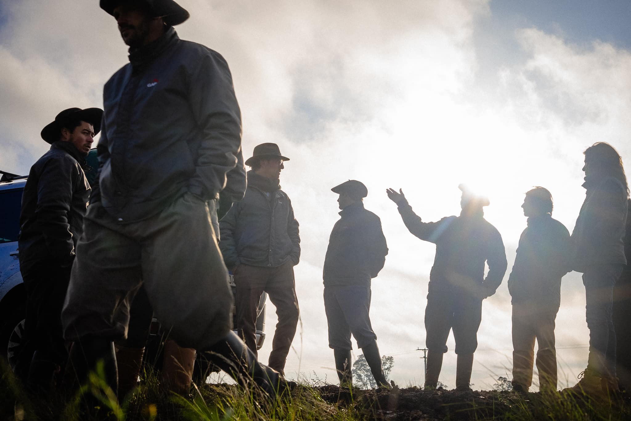 Equipe GAP percorre o campo ao amanhecer durante uma jornada de avaliação