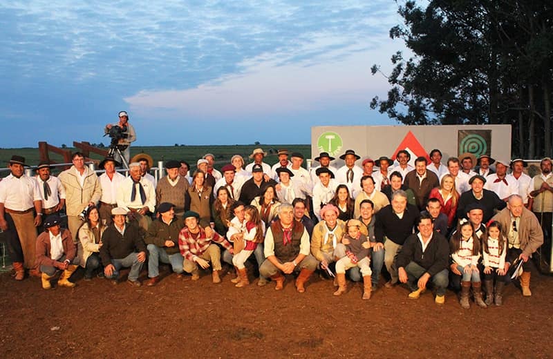 Gerações, família e equipe reunidas em um registro da GAP