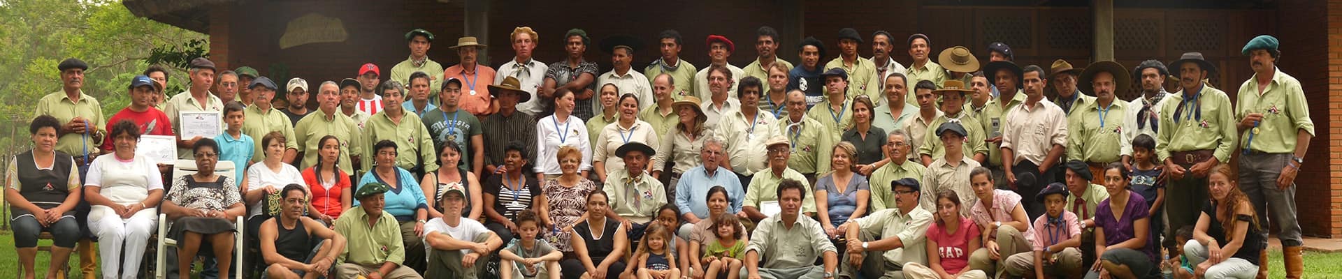 Equipe e famílias reunidas em um registro do acervo GAP